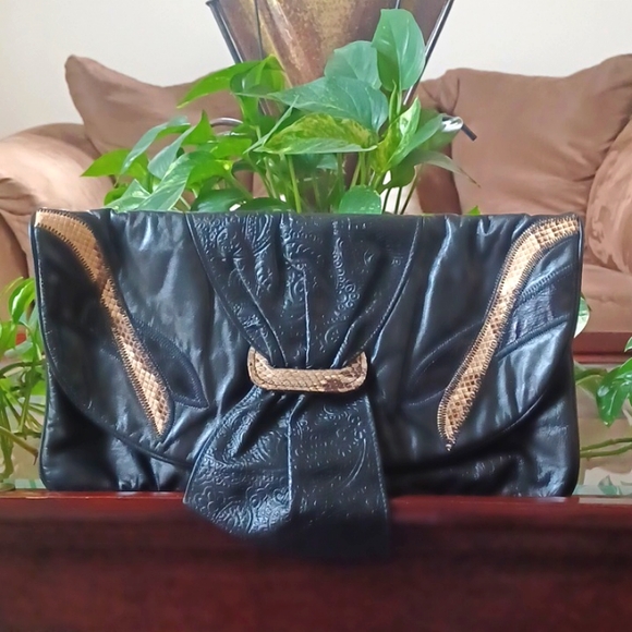 Source Unknown Handbags - EUC Black 'Leather/Snakeskin' Large Clutch